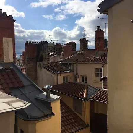 Le Silence Des Toits / Silence Under The Roofs *