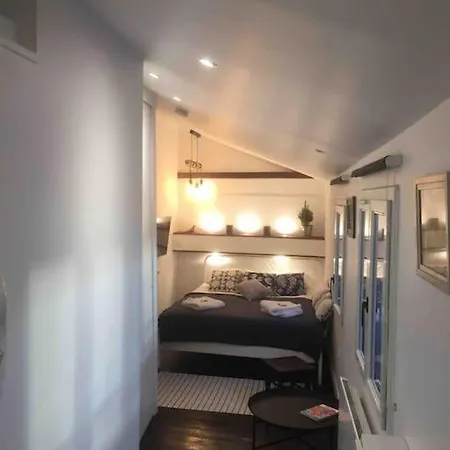 Le Silence Des Toits / Silence Under The Roofs Lägenhet *