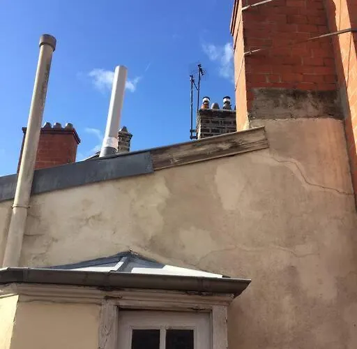 Appartement Le Silence Des Toits / Silence Under The Roofs *