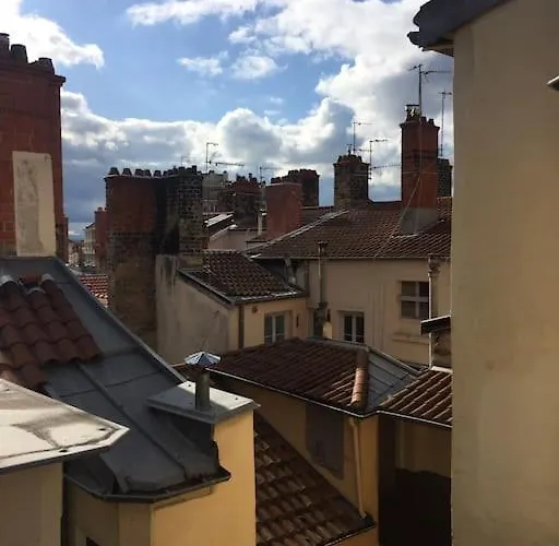 Le Silence Des Toits / Silence Under The Roofs *