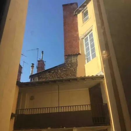 Le Silence Des Toits / Silence Under The Roofs 公寓 *