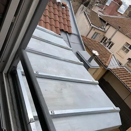 Le Silence Des Toits / Silence Under The Roofs 公寓 *